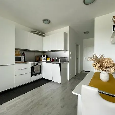 Live The Urban Life Apartment *