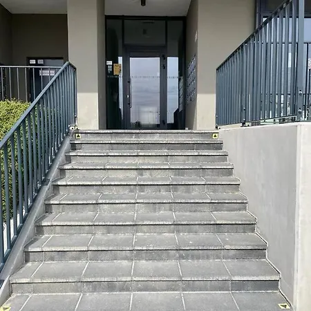 Live The Urban Life Apartment *