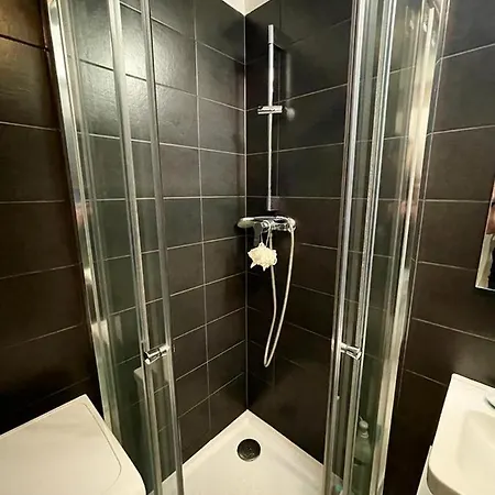 Live The Urban Life Apartment *